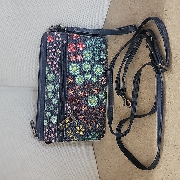 SAKROOTS TARZANA NAVY FLORAL CROSSBODY WALLET -‎ PURSE  WILL HOLD CELL PHONE - Picture 1 of 4